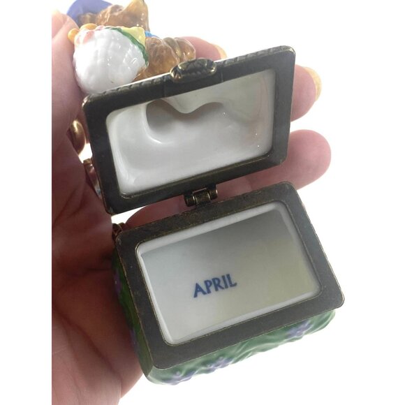 Vintage Porcelain Bear Trinket Box with Flowers & April Inscription - Picture 5 of 6